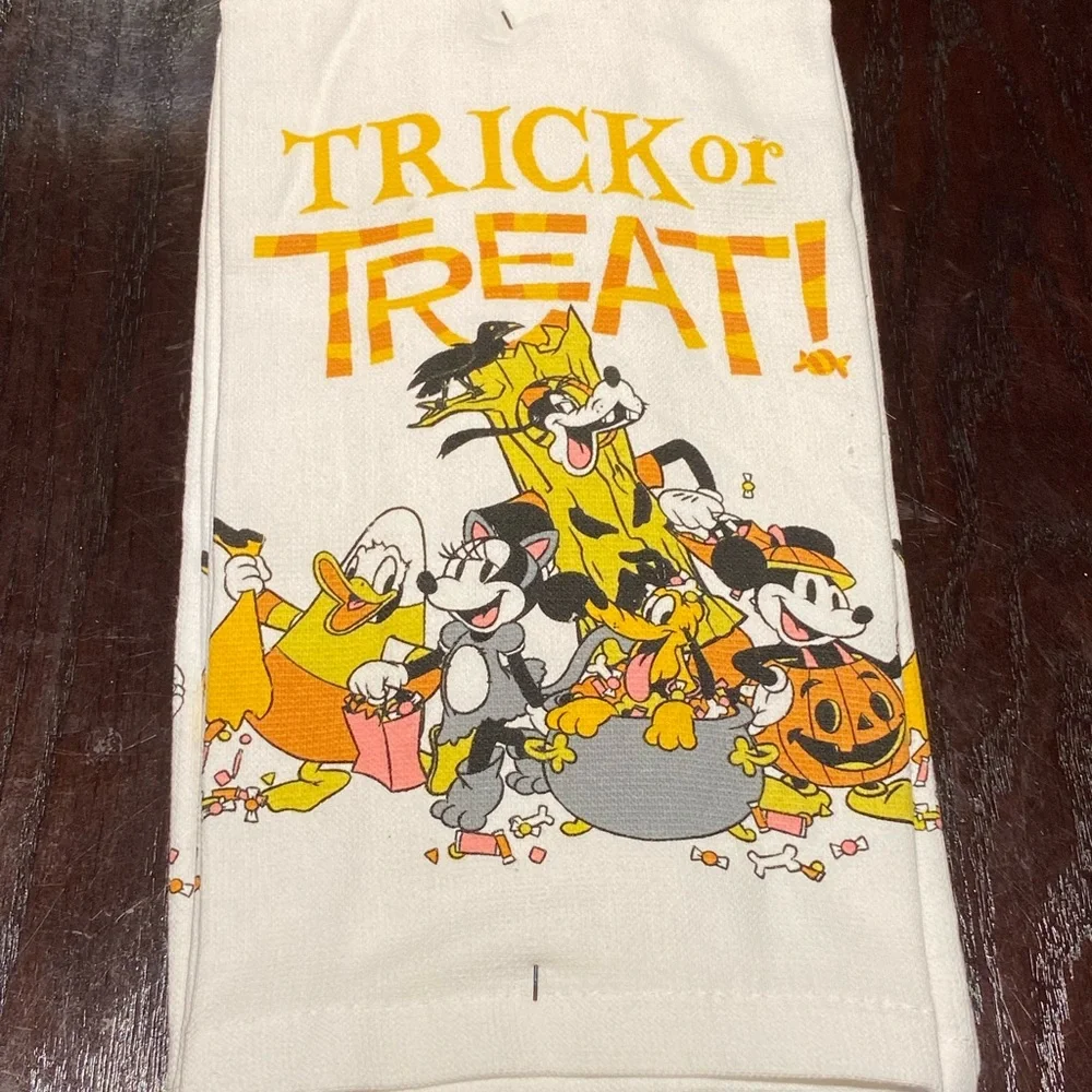 NWT Disney Mickey Mouse‎ And Friends Halloween 2 Pack Kitchen Towels